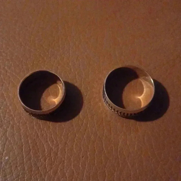 💙🌹New yellow tone wedding band - Picture 7 of 8